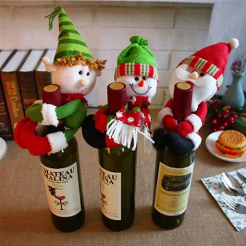 Capa para Garrafa de Vinho Natalina com Papai Noel e Boneco de Neve Lavielle