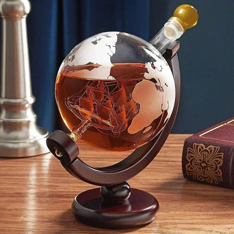 Conjunto Decanter Globo de Vidro com Suporte de Madeira e 2 Copos Lavielle