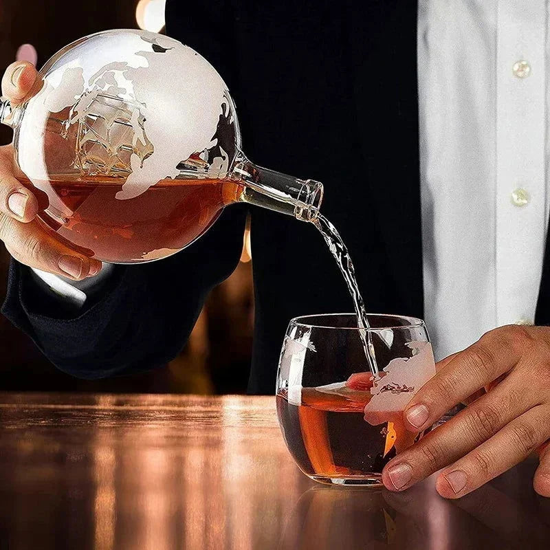 Conjunto Decanter Globo de Vidro com Suporte de Madeira e 2 Copos Lavielle