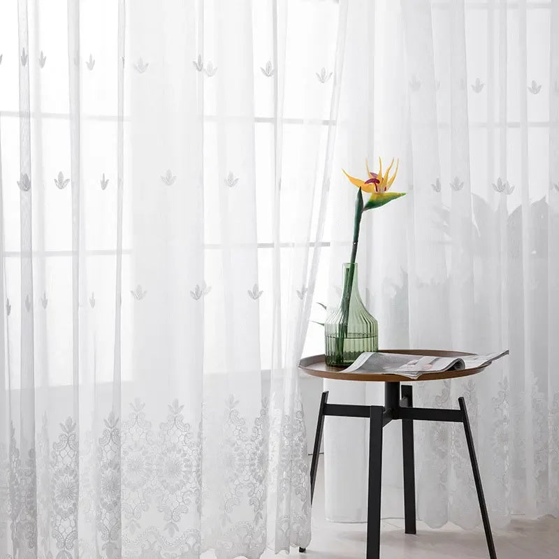 Cortina de Tule Branco com Bordado Floral para Sala e Quarto Lavielle