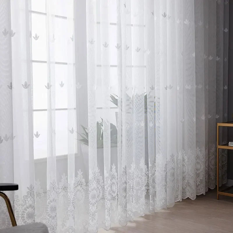 Cortina de Tule Branco com Bordado Floral para Sala e Quarto Lavielle