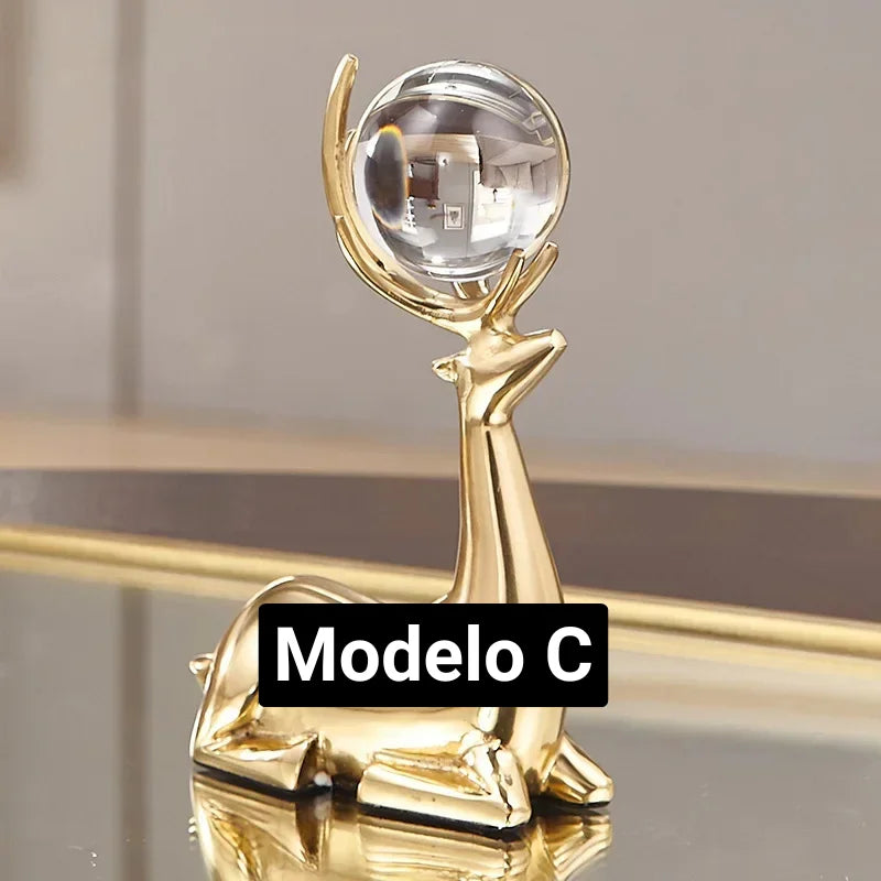 Escultura de Cervo Dourado com Bola de Cristal para Sala e Escritório Lavielle