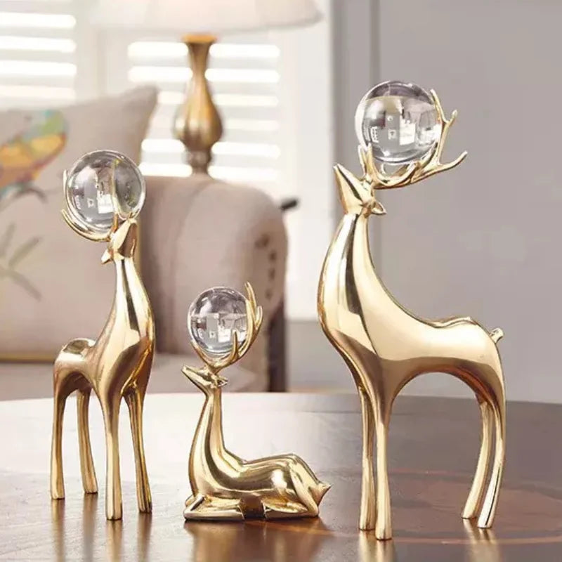 Escultura de Cervo Dourado com Bola de Cristal para Sala e Escritório Lavielle