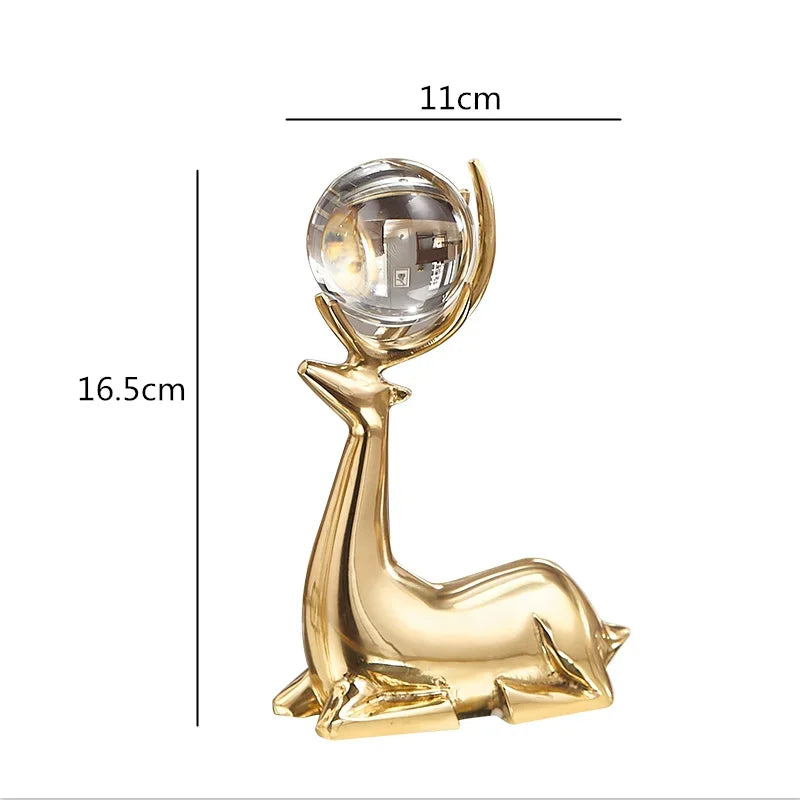 Escultura de Cervo Dourado com Bola de Cristal para Sala e Escritório Lavielle