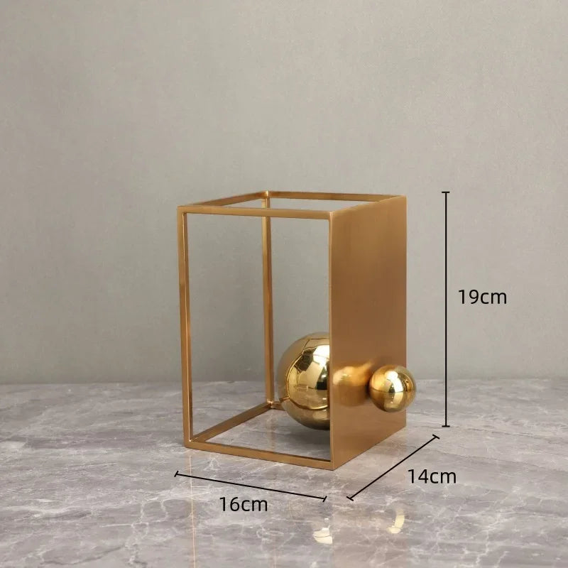 Escultura Geométrica Abstrata com Esfera e Moldura Dourada em Metal Lavielle