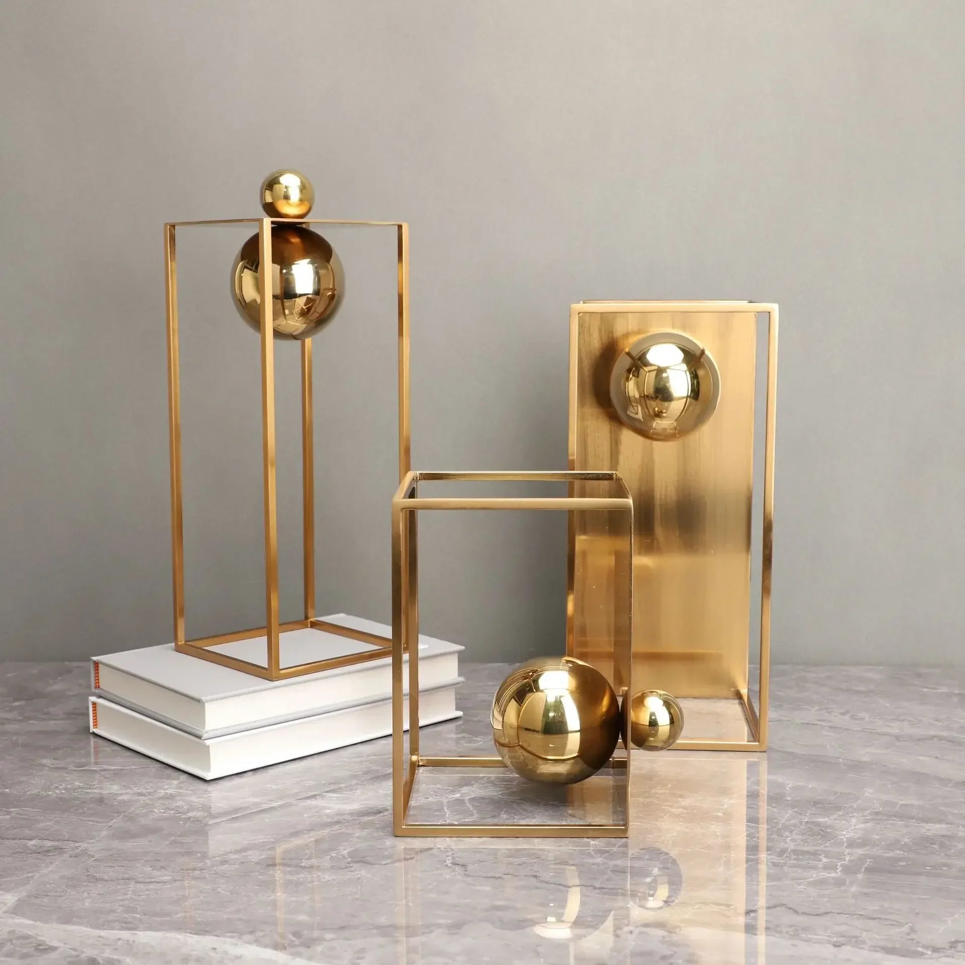 Escultura Geométrica Abstrata com Esfera e Moldura Dourada em Metal Lavielle