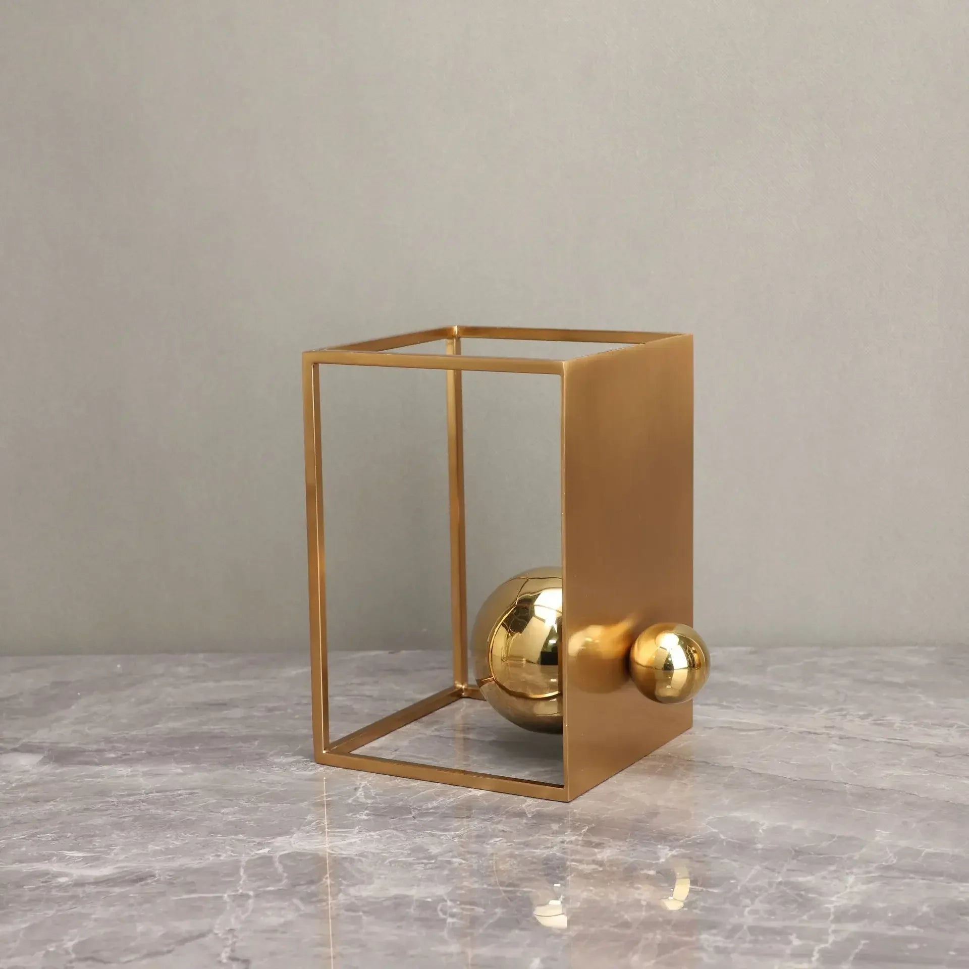 Escultura Geométrica Abstrata com Esfera e Moldura Dourada em Metal Lavielle