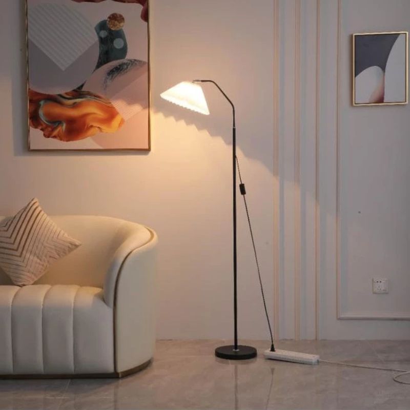 Luminária de Chão Articulável com Cúpula Plissada