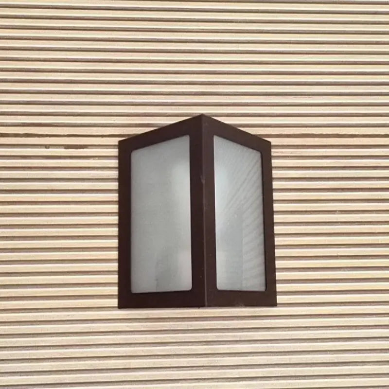Arandela de Parede Externa Triangular Alumínio e Vidros
