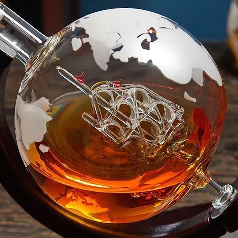 Conjunto Decanter Globo de Vidro com Suporte de Madeira e 2 Copos Lavielle