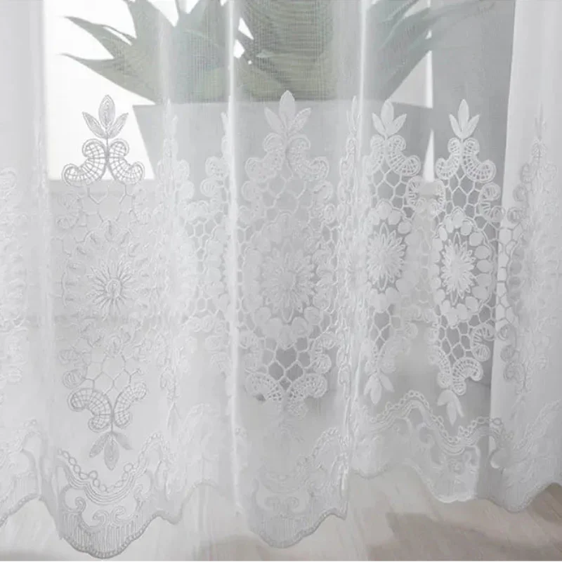 Cortina de Tule Branco com Bordado Floral para Sala e Quarto Lavielle