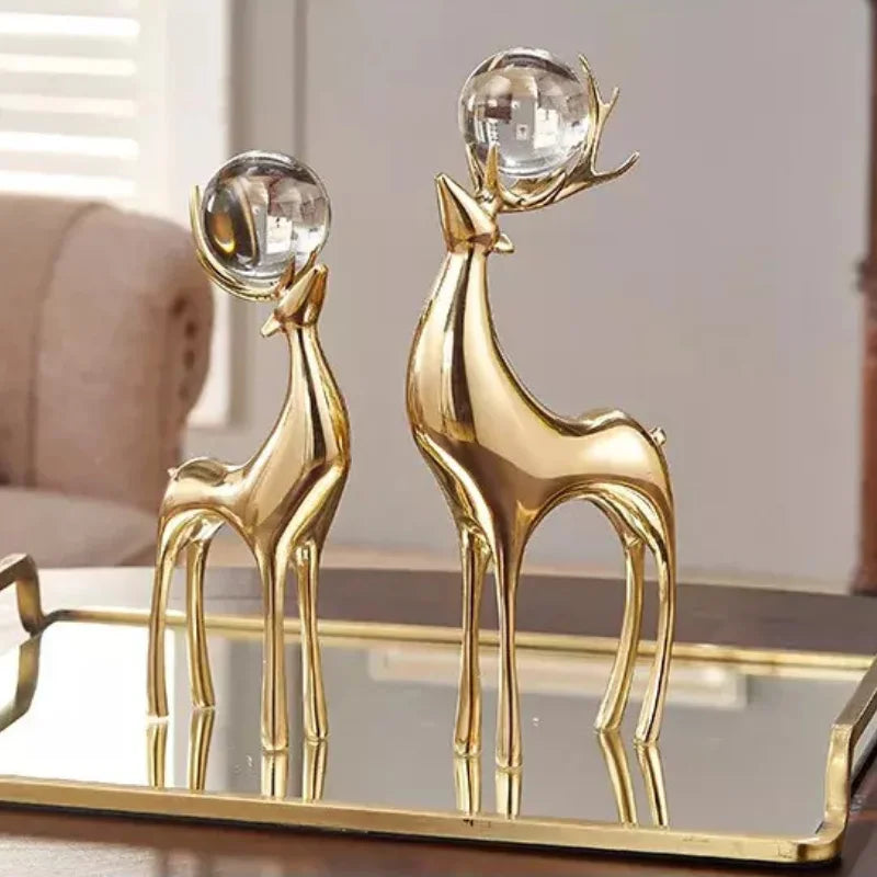 Escultura de Cervo Dourado com Bola de Cristal para Sala e Escritório Lavielle