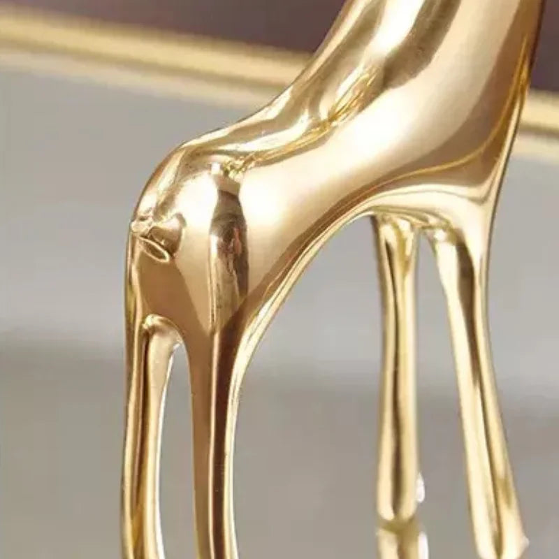 Escultura de Cervo Dourado com Bola de Cristal para Sala e Escritório Lavielle