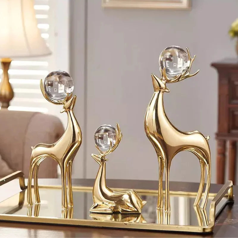 Escultura de Cervo Dourado com Bola de Cristal para Sala e Escritório Lavielle