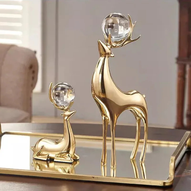 Escultura de Cervo Dourado com Bola de Cristal para Sala e Escritório Lavielle