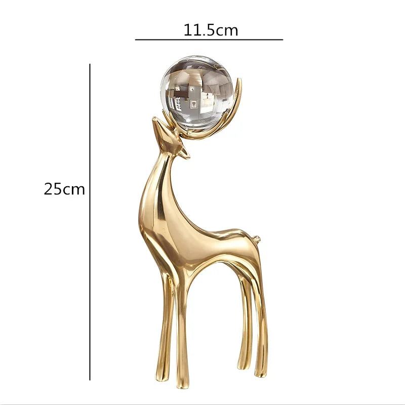 Escultura de Cervo Dourado com Bola de Cristal para Sala e Escritório Lavielle