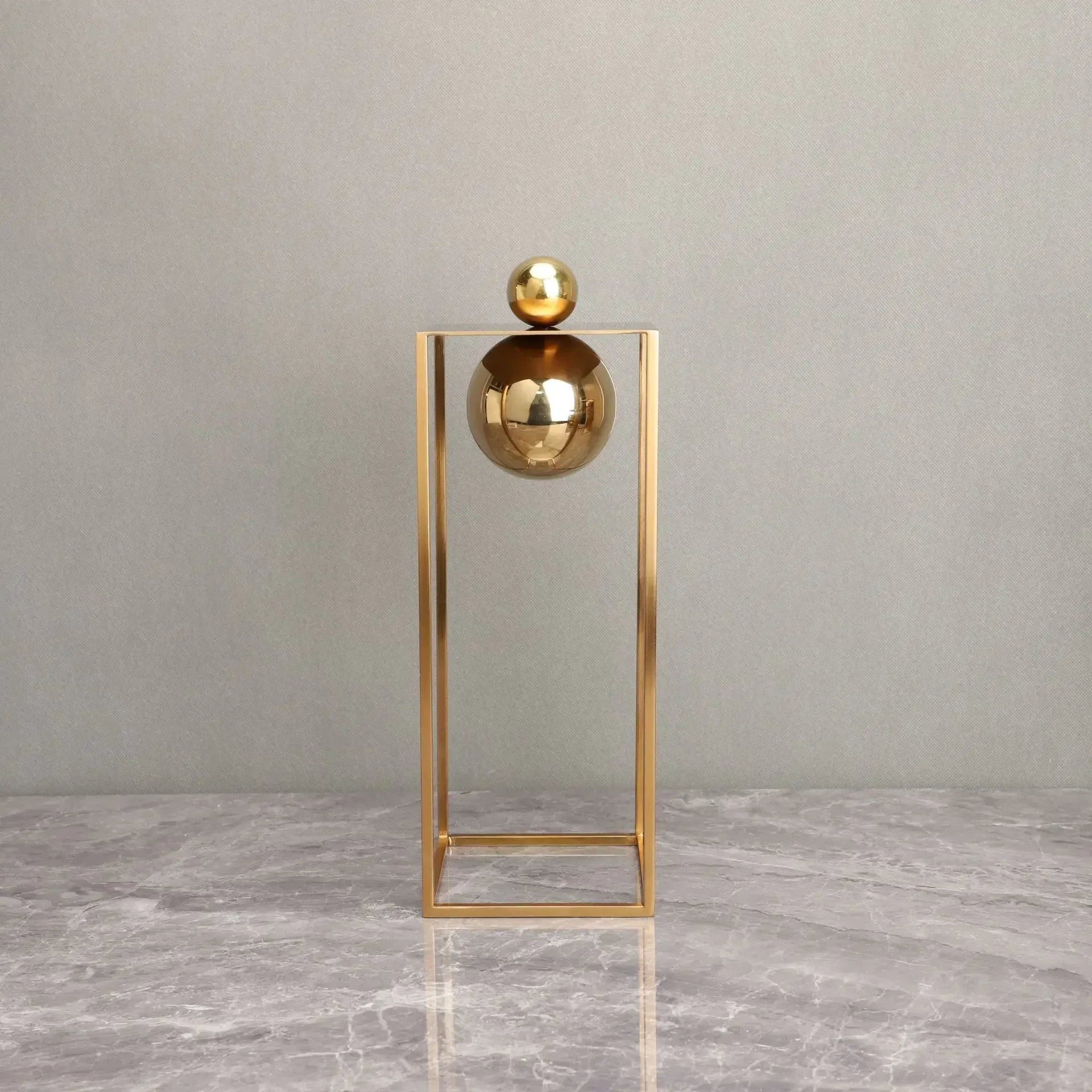 Escultura Geométrica Abstrata com Esfera e Moldura Dourada em Metal Lavielle