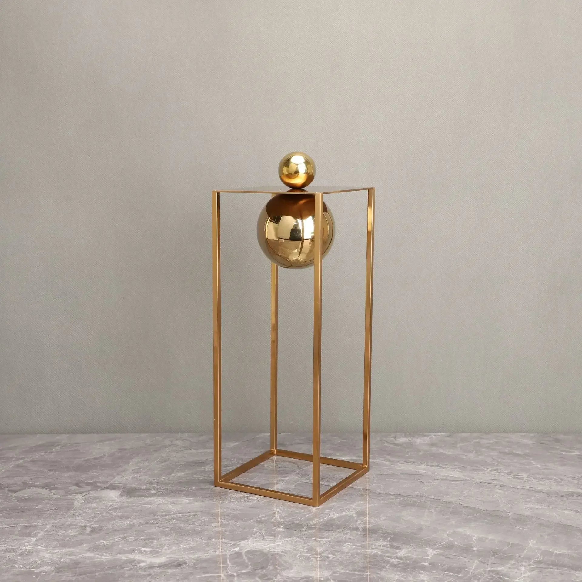 Escultura Geométrica Abstrata com Esfera e Moldura Dourada em Metal Lavielle