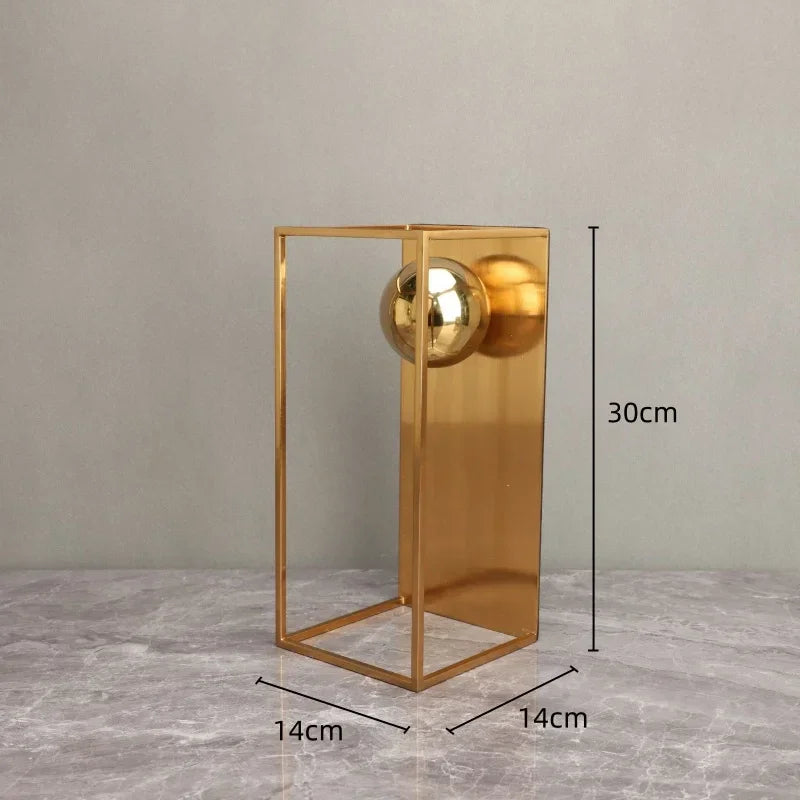 Escultura Geométrica Abstrata com Esfera e Moldura Dourada em Metal Lavielle