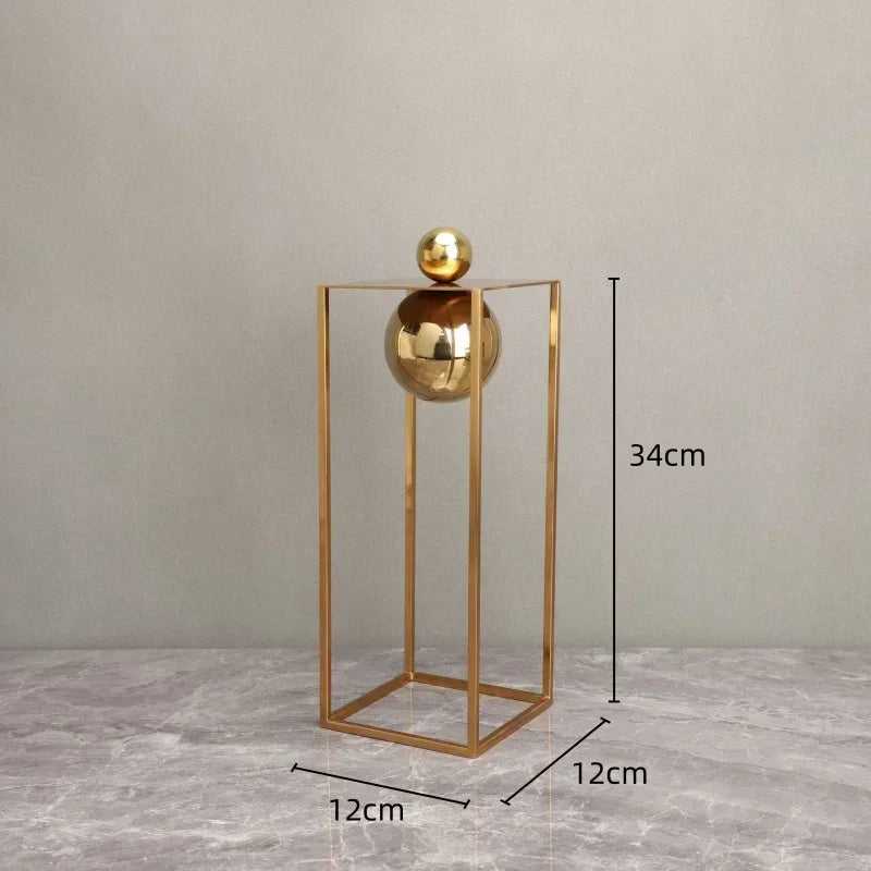 Escultura Geométrica Abstrata com Esfera e Moldura Dourada em Metal Lavielle