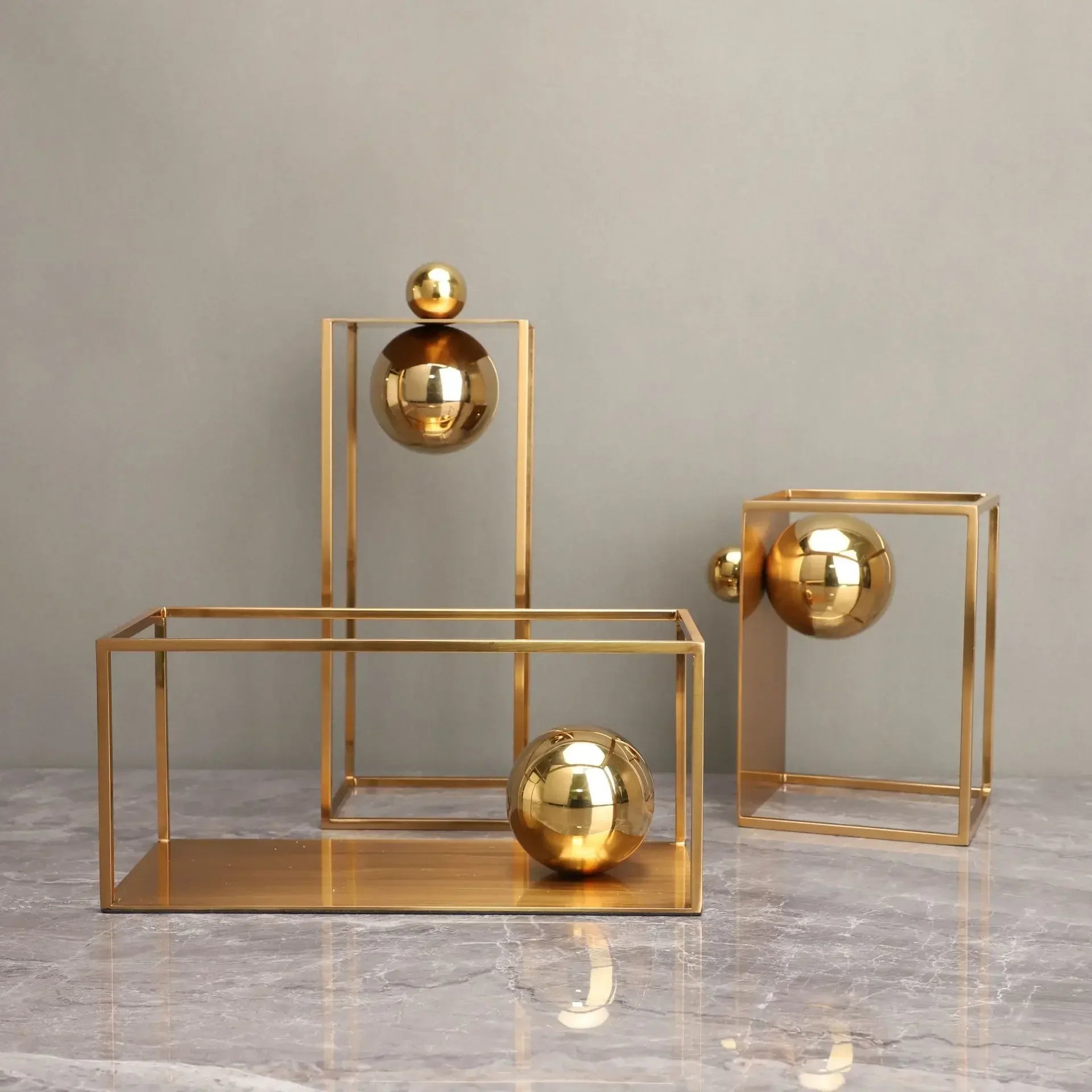 Escultura Geométrica Abstrata com Esfera e Moldura Dourada em Metal Lavielle