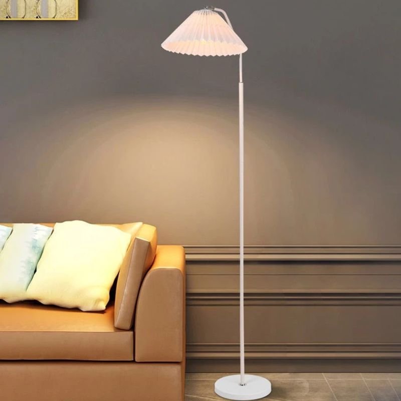 Luminária de Chão Articulável com Cúpula Plissada